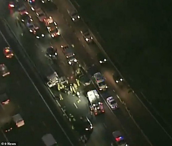 悲剧！悉尼西区9车相撞致严重车祸，M4被关闭，一人当场死亡，多人身受重伤！ - 1