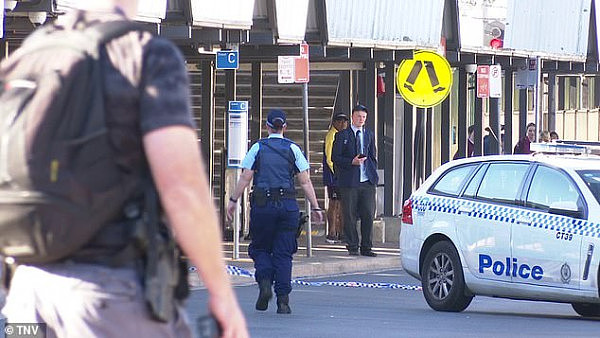 突发！悉尼火车站发生枪击事件，一男子被警察射倒，交通陷入混乱（视频） - 2