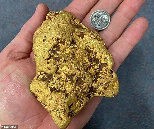 13700842-7047907-This_newly_unearthed_1_4_kilogram_nugget_is_valued_at_almost_100-m-24_1558315218134.jpg,0