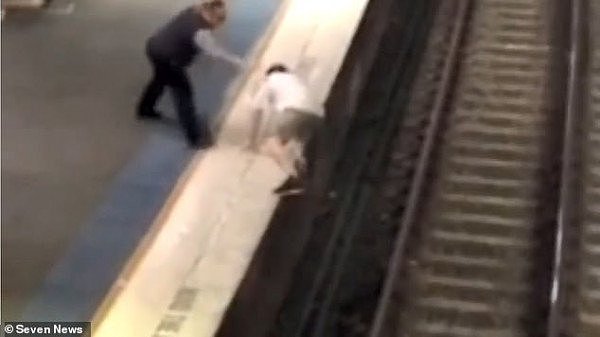 惊险！男子醉酒跌进悉尼火车站铁轨，所幸被工作人员救下（组图/视频） - 2