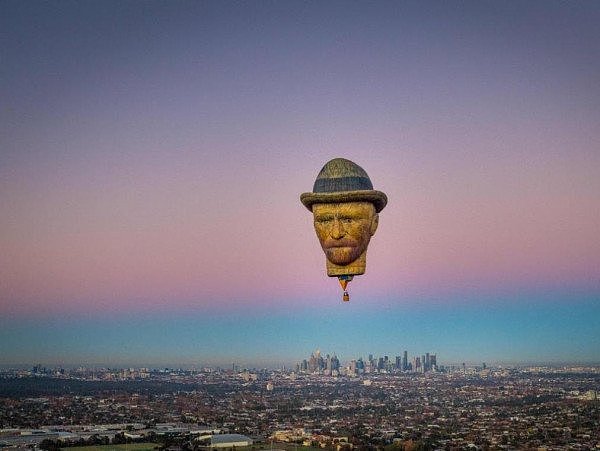 今早，墨尔本又文艺了一把，巨大的“梵高热气球”飘过城市上空，惊呆众人（组图） - 3