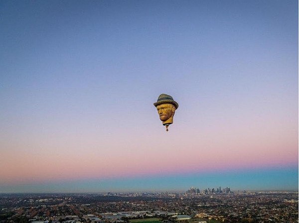 今早，墨尔本又文艺了一把，巨大的“梵高热气球”飘过城市上空，惊呆众人（组图） - 2