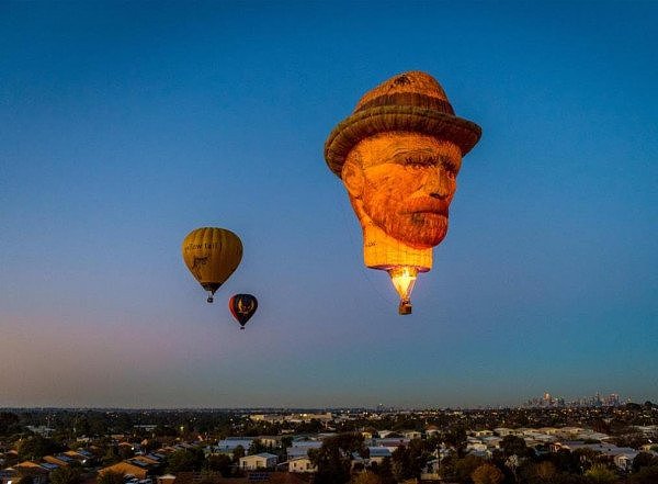 今早，墨尔本又文艺了一把，巨大的“梵高热气球”飘过城市上空，惊呆众人（组图） - 7