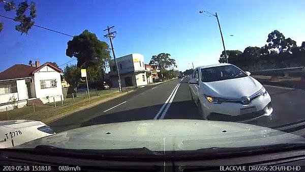 悉尼司机不看路，任性变道连撞两车（视频/组图） - 1