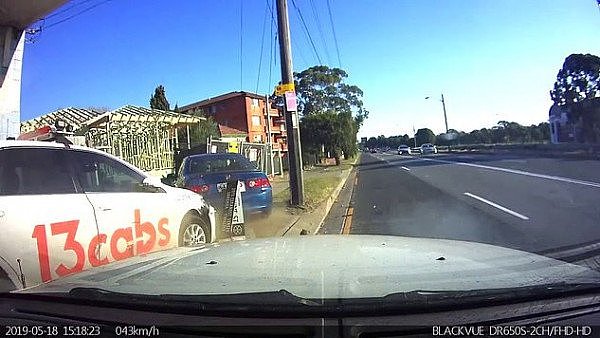 悉尼司机不看路，任性变道连撞两车（视频/组图） - 2