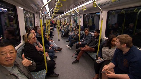 悉尼城铁首日搭乘人次破14万！新州州长力挺：刚开通肯定会有小故障（组图） - 4
