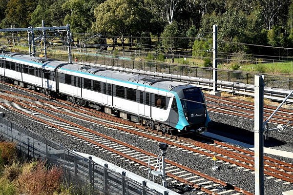 悉尼城铁首日搭乘人次破14万！新州州长力挺：刚开通肯定会有小故障（组图） - 1