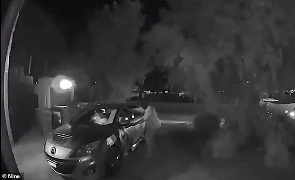 恐怖！澳男在自家车道遭蒙面暴徒持枪挟持，现场视频曝光！（组图/视频） - 1