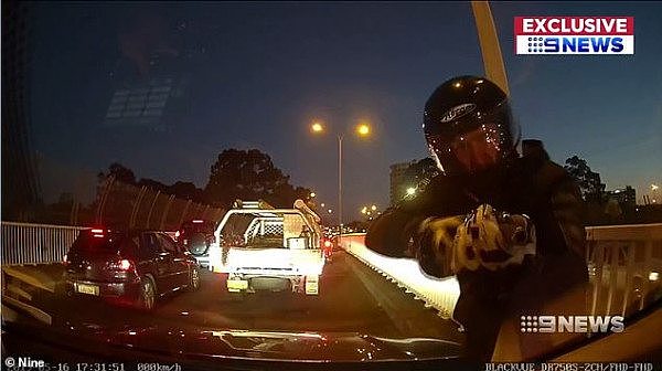 吓人！悉尼司机与摩托车手晚高峰发生道路冲突，结果对方掏出一把枪…（视频） - 2