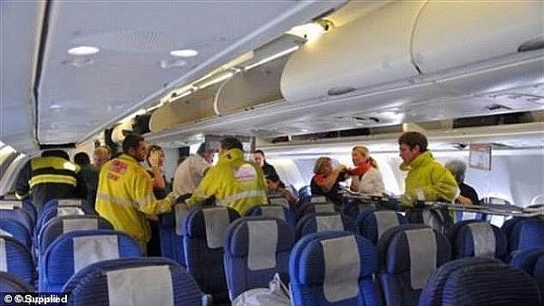 高空惊魂！澳航客机险些失控坠海，上百名乘客及机组人员受伤！（视频/组图） - 3