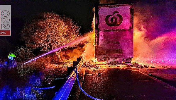 司机注意！Woolies卡车悉尼高速路上爆炸起火，通勤车龙狂堵7公里（组图/视频） - 1