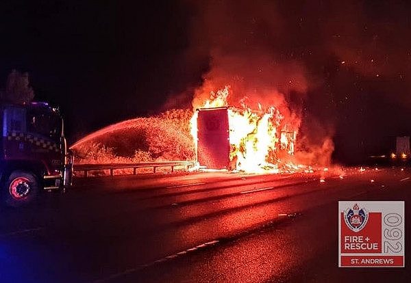 司机注意！Woolies卡车悉尼高速路上爆炸起火，通勤车龙狂堵7公里（组图/视频） - 2