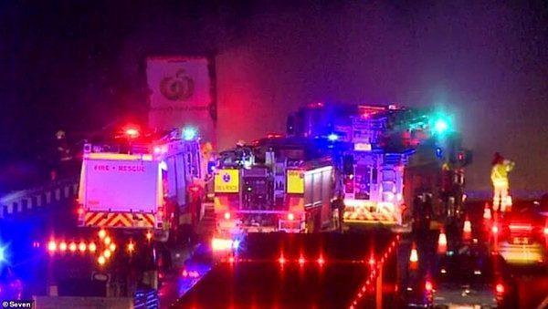 司机注意！Woolies卡车悉尼高速路上爆炸起火，通勤车龙狂堵7公里（组图/视频） - 4