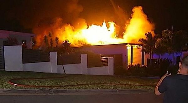 悲剧！澳女在家中BBQ时引发大火 整幢房屋几乎彻底焚毁（组图） - 3