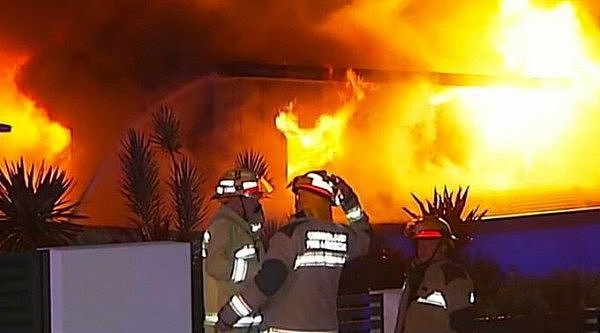 悲剧！澳女在家中BBQ时引发大火 整幢房屋几乎彻底焚毁（组图） - 2
