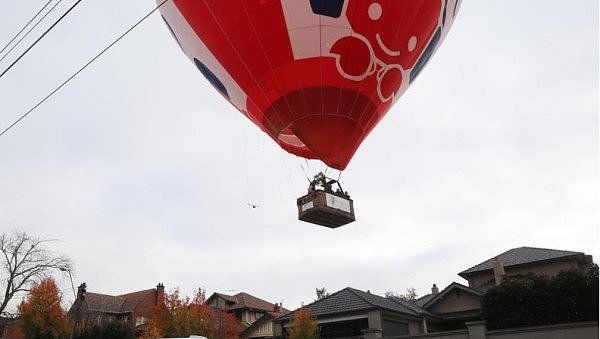 惊险！墨尔本一热气球差点在公路上坠毁，最终迫降于住宅后院（组图） - 2