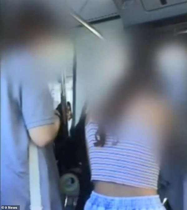 “舔我的鞋子”！澳洲teenager疯狂辱骂公交司机，无辜乘客也遭殃！（视频/组图） - 2