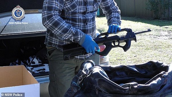 堪比小型军火库！中东黑帮分子在悉尼囤积大量枪支弹药，主动上交警方只为减刑（视频/组图） - 1