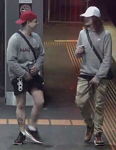 60岁老者在墨尔本城铁站遭两男子围殴！警方公布肇事者照片并敦促自首（组图） - 1