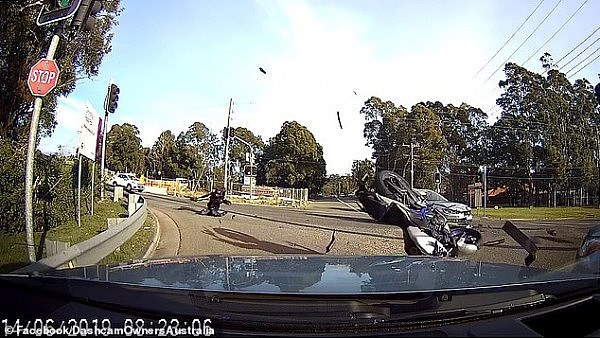 心惊！澳男骑摩托车闯红灯被撞飞！当场倒地不起，视频曝光（组图/视频） - 3