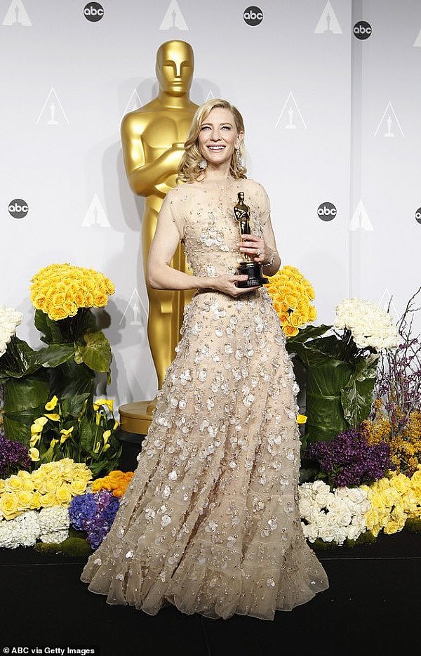 14877584-7148627-Cate_Blanchett_in_2013_at_he_Academy_Awards_She_grew_up_in_Melbo-a-3_1560815655461.jpg,0