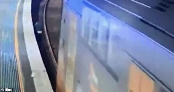 悉尼华人区车站险些发生惨剧！醉汉跌下站台，差点被火车碾过！（视频/组图） - 2
