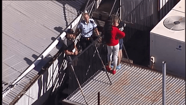 惊险！澳通缉犯在屋顶与警方周旋长达五个小时，期间几次险从屋顶摔落！（组图） - 2