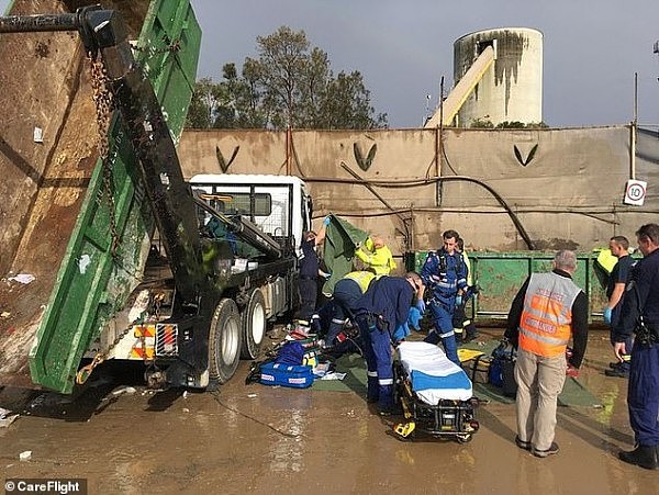 澳洲垃圾场又出事！又一名工人被卡在两车之间，头部受重伤（组图） - 1