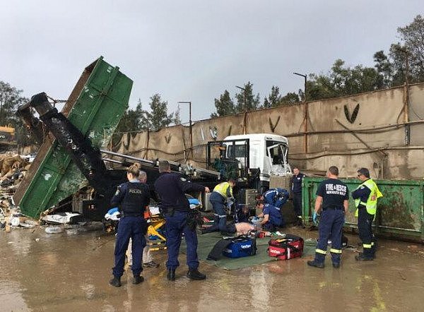 悲剧！悉尼男子惨遭两辆卡车“夹击” 送医抢救后不治身亡（组图） - 1
