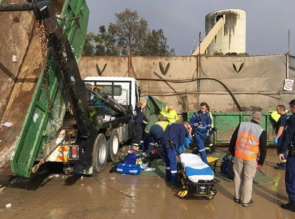 悲剧！悉尼男子惨遭两辆卡车“夹击” 送医抢救后不治身亡（组图） - 3