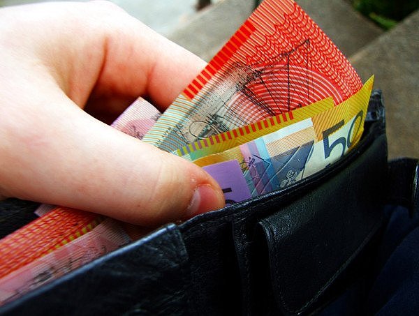 australian_banknotes_in_wallet.jpg,0