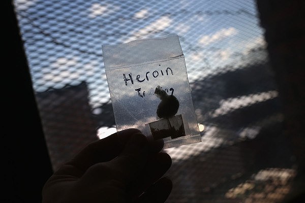 AFP-Getty_New-England-Towns-Struggle-With-Heroin-Epidemi3.jpg,0