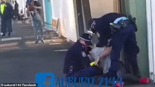 澳男无票乘车被查，抢过警员电击枪连开四枪（视频/组图） - 1