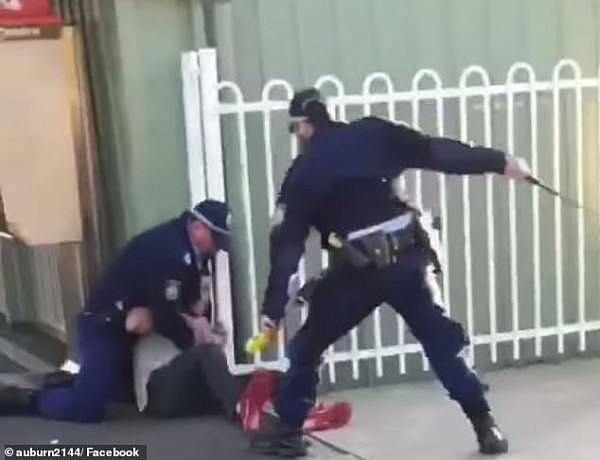 澳男无票乘车被查，抢过警员电击枪连开四枪（视频/组图） - 2