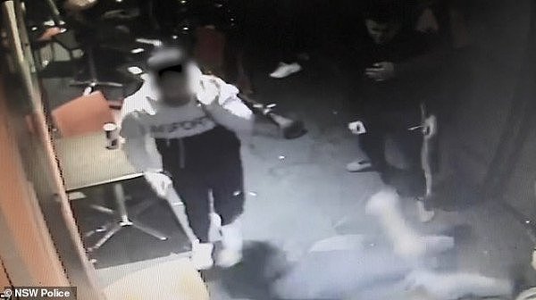 Auburn咖啡馆大乱斗！桌椅满天飞顾客吓懵，闹事者曾在Westfield门外持械斗殴！（组图/视频） - 2