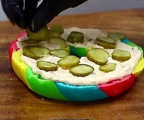 少女心爆棚！澳洲推出彩虹独角兽百吉饼汉堡，创意十足！（组图） - 2