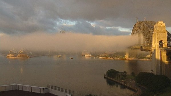 悉尼再遭浓雾锁城！数十架航班延误，大雾之上竟现双彩虹奇景！（组图） - 4