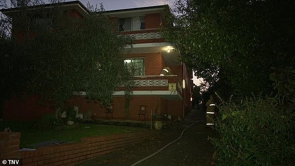 恐怖！悉尼一男子疑在自家阳台浇汽油自焚！警方紧急出动，周边挤满救援车辆（组图） - 3