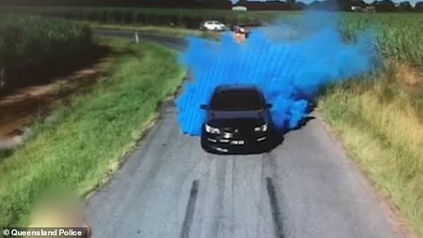 警告！澳街头疑似上演性别揭示派对，汽车释放大量蓝色烟雾后起火燃烧（组图/视频） - 1