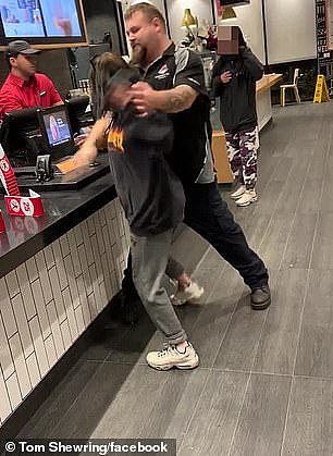 狂！澳3名teenager麦当劳闹事，失控咆哮辱骂店员，还吐口水！（组图/视频） - 1