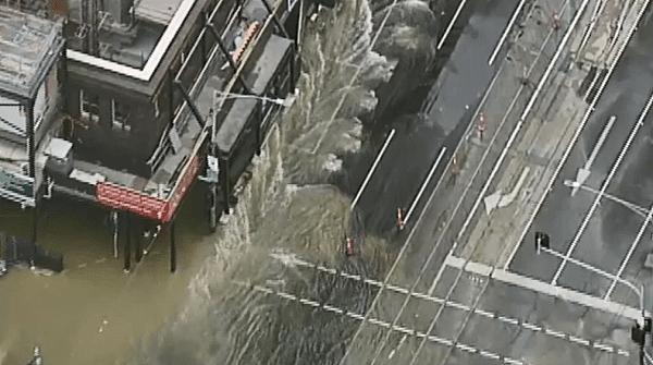 澳洲CBD水管炸裂，水柱狂喷淹没道路！部分街道被封锁，晚高峰交通或大堵（组图） - 1