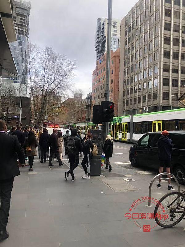 墨尔本CBD汽车与电车相撞！繁忙路口封路，消防车救护车现场待命（组图） - 2