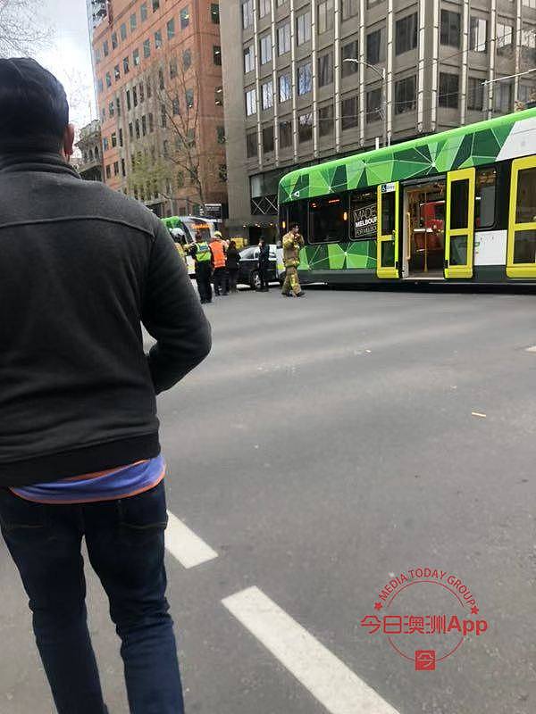 澳CBD汽车与电车相撞！繁忙路口封路，消防车救护车现场待命（组图） - 3