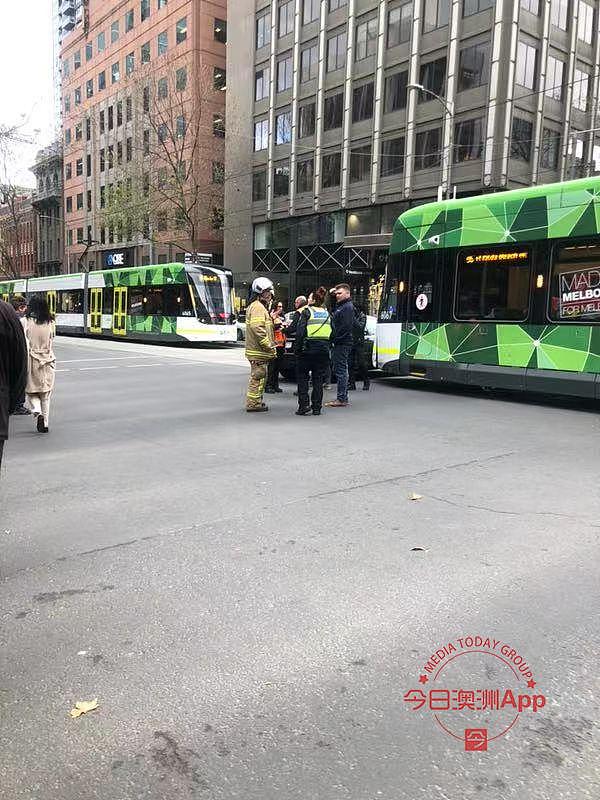 墨尔本CBD汽车与电车相撞！繁忙路口封路，消防车救护车现场待命（组图） - 4