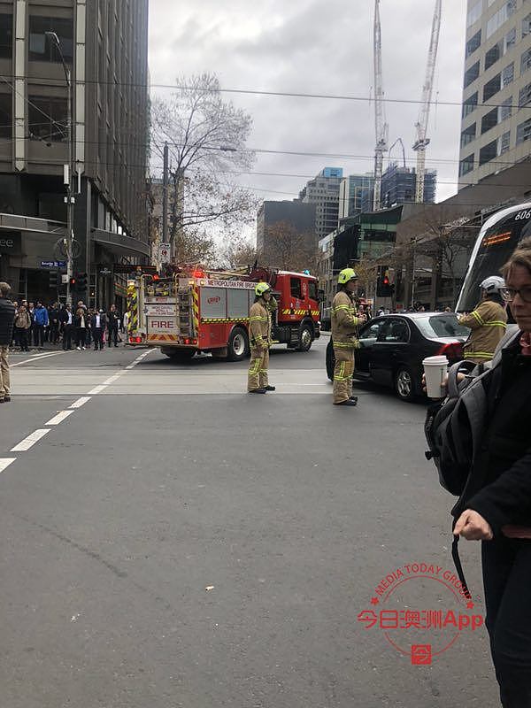 墨尔本CBD汽车与电车相撞！繁忙路口封路，消防车救护车现场待命（组图） - 5