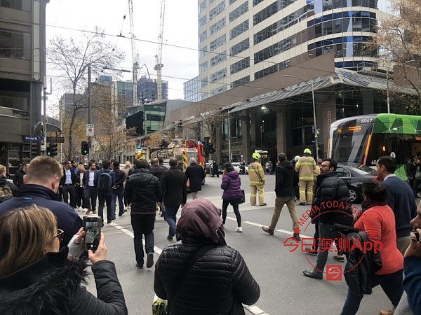 墨尔本CBD汽车与电车相撞！繁忙路口封路，消防车救护车现场待命（组图） - 6