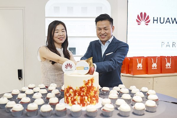 Huawei x Happytel partnership (6) - Elizabeth Ryu and Larking Huang.jpg,0