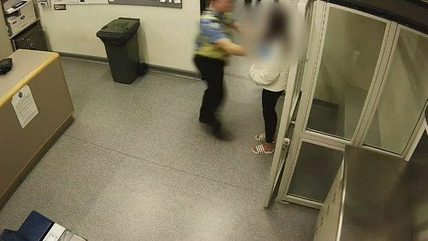 惊呆！澳警员暴力执法视频曝光，竟把16岁少女当凳子坐！（视频/组图） - 4