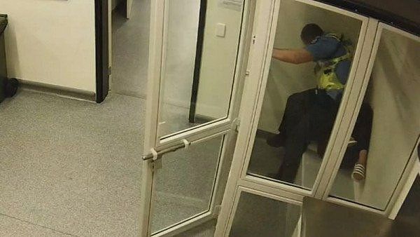 惊呆！澳警员暴力执法视频曝光，竟把16岁少女当凳子坐！（视频/组图） - 2
