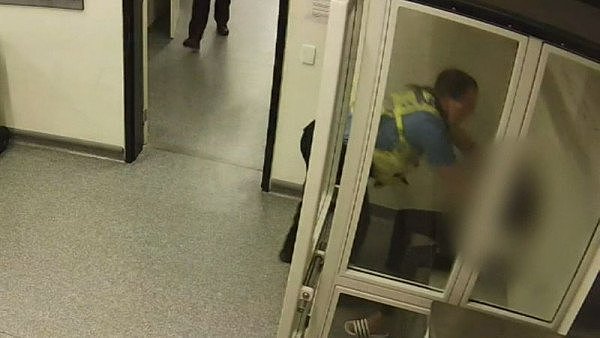 惊呆！澳警员暴力执法视频曝光，竟把16岁少女当凳子坐！（视频/组图） - 3